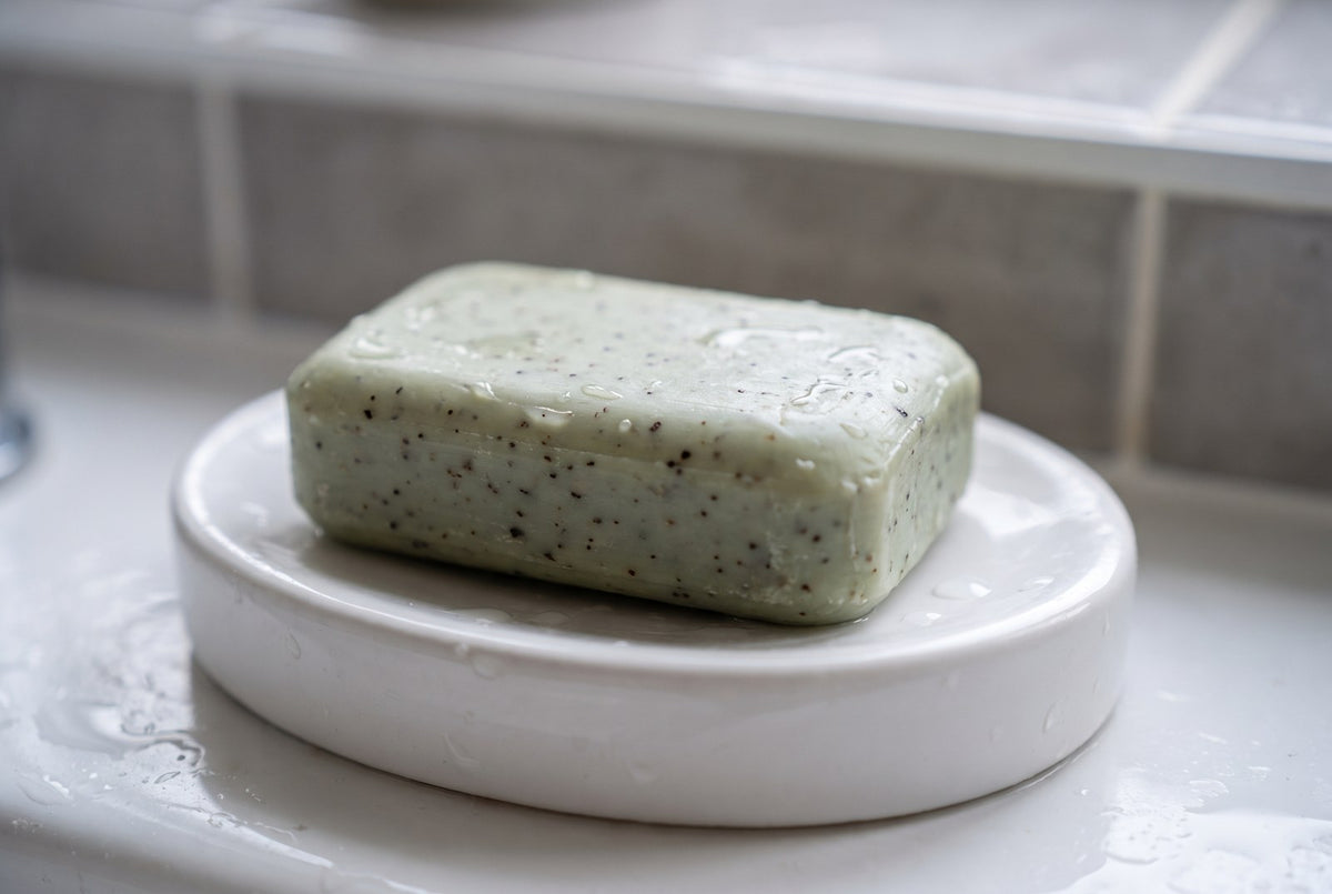 Pastilla de jabón ya usada sobre una jabonera